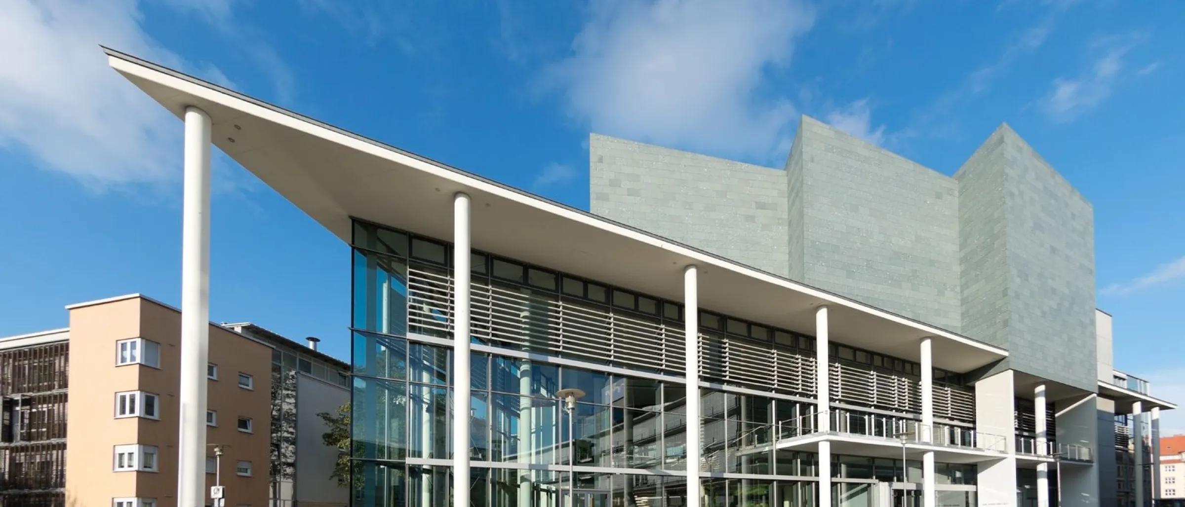 Ein modernes Gebäude mit Glasfronten