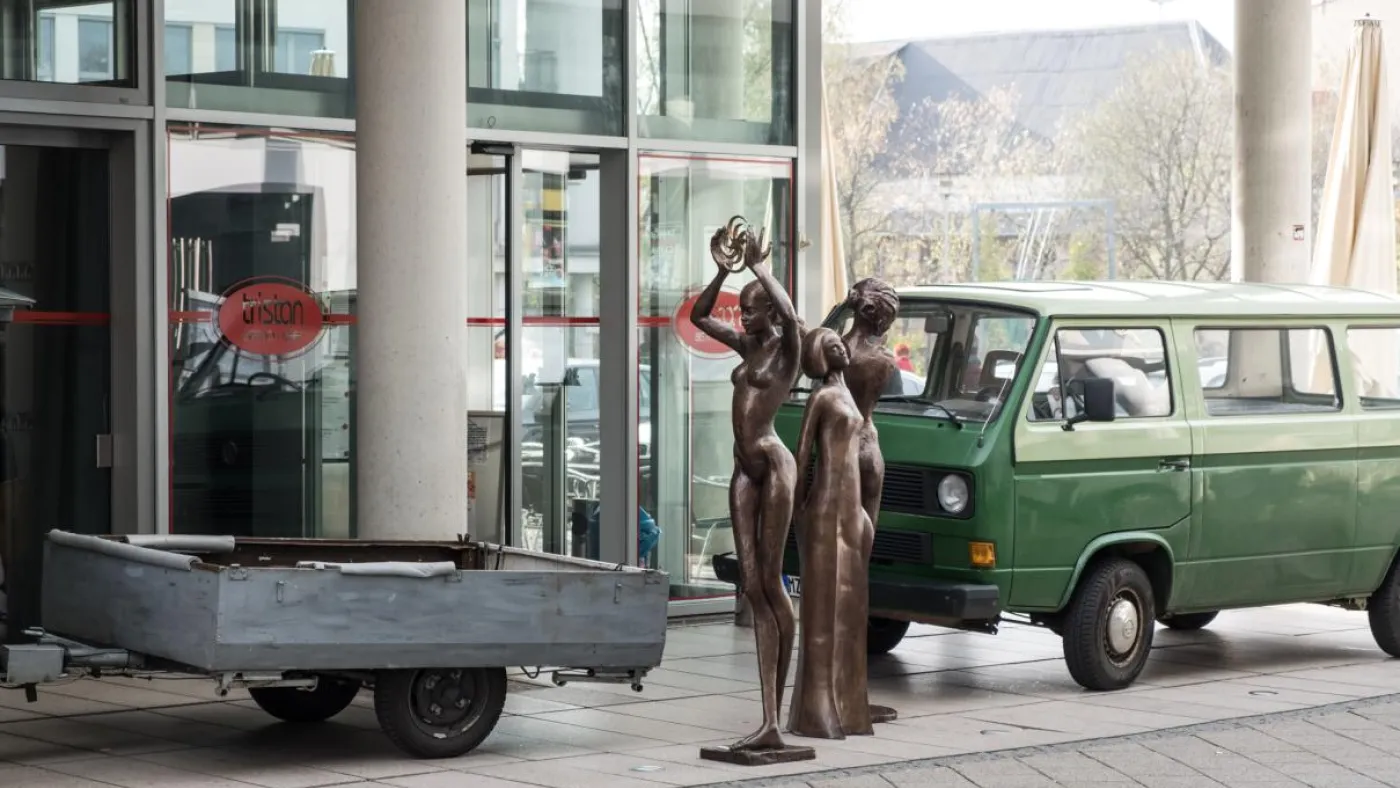 Ein VW-Bus vor der Händelhalle