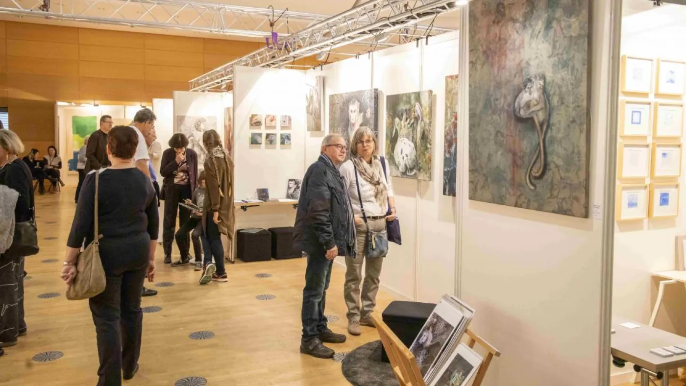 Zwei Menschen betrachten ein quadratisches graues Gemälde.